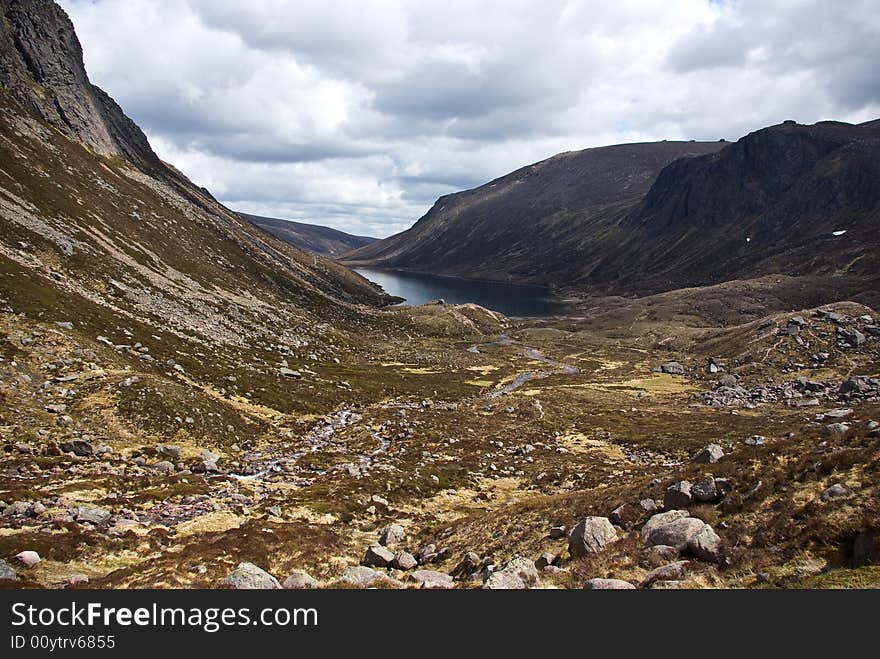 The landscape around loch Avon