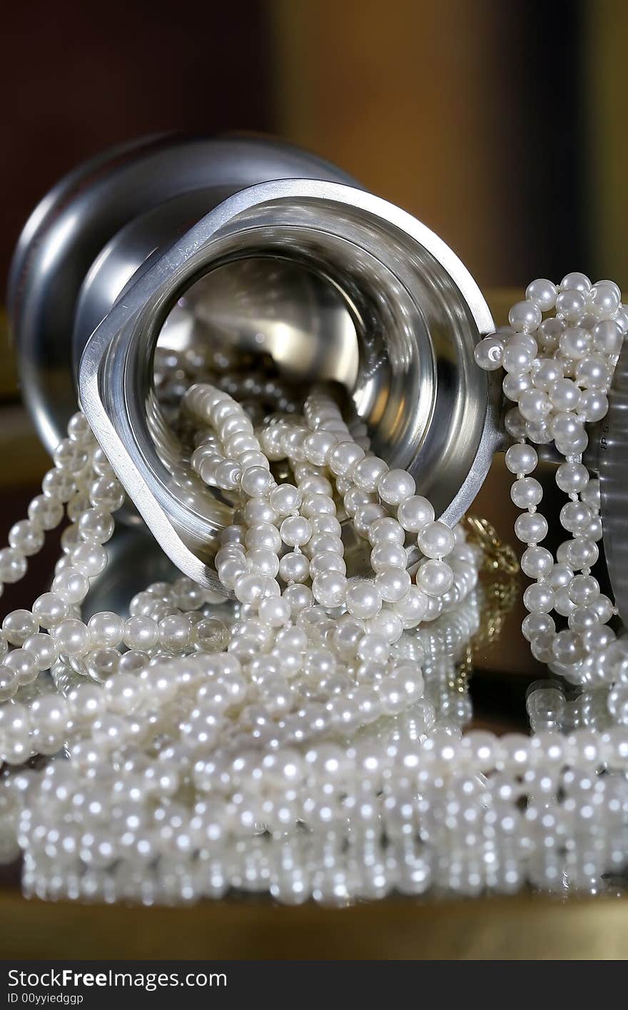 Pearl necklace in a silver bowl