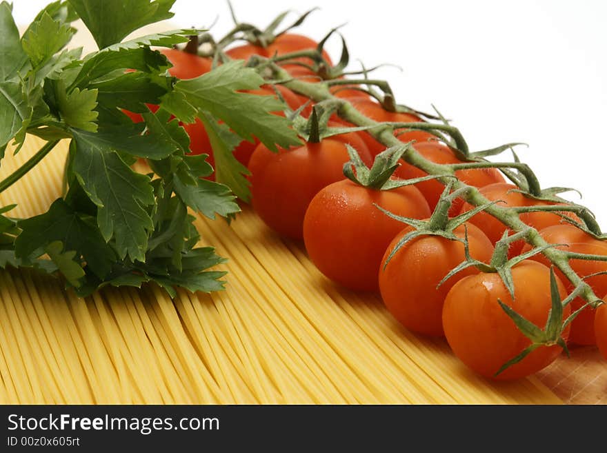 Chery tomato and parsly with uncooked pasta