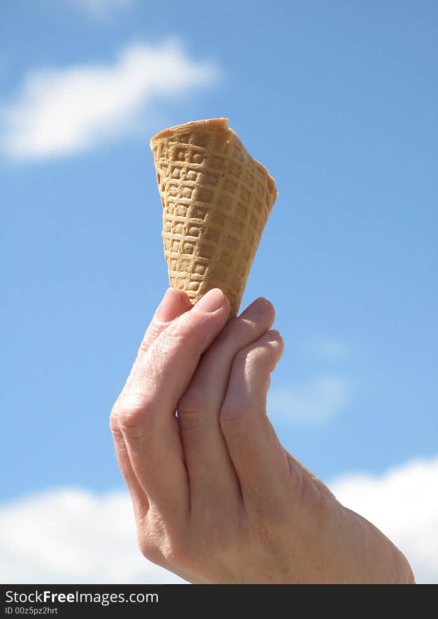 A woman with ice cream,against the backdrop of a bright sky.