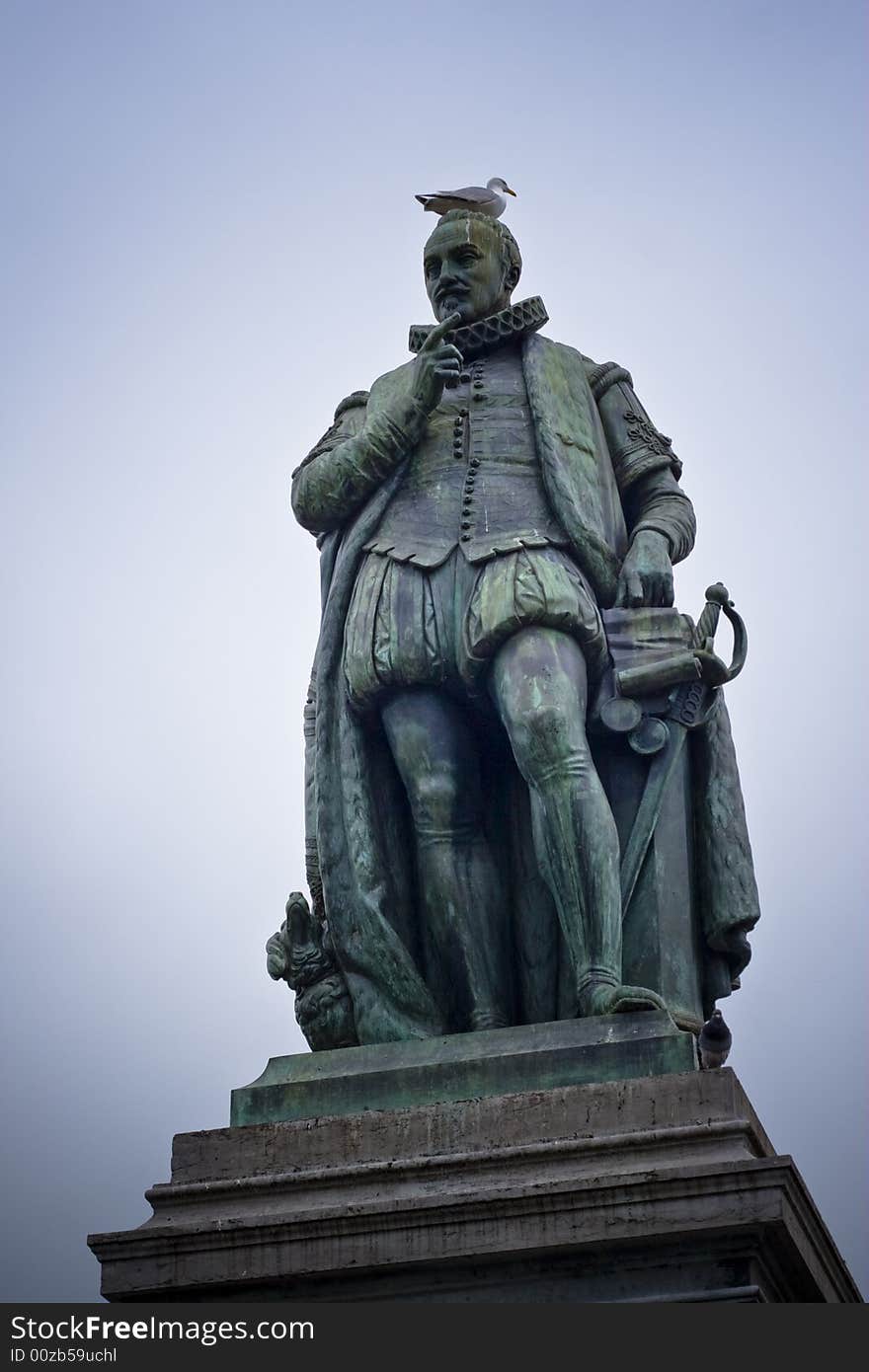 Statue of William of Orange in the Hague, Netherlands, with a seagull resting on top. Statue of William of Orange in the Hague, Netherlands, with a seagull resting on top.