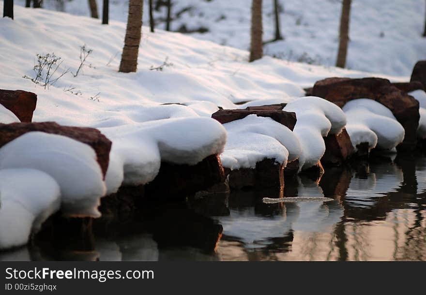 The winter snow bank is very beautiful