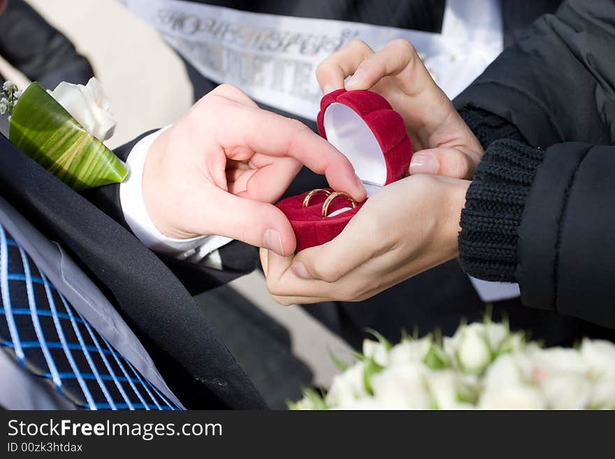 Groom takes off wedding rings