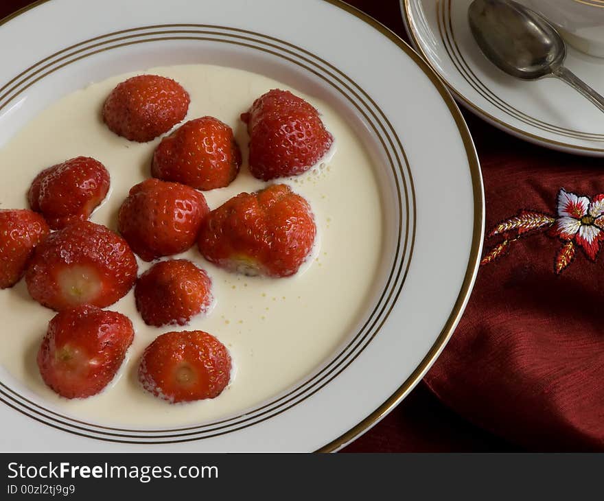 Strawberries on plate close.