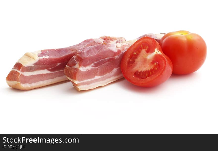 Raw smoked bacon with tomatoes