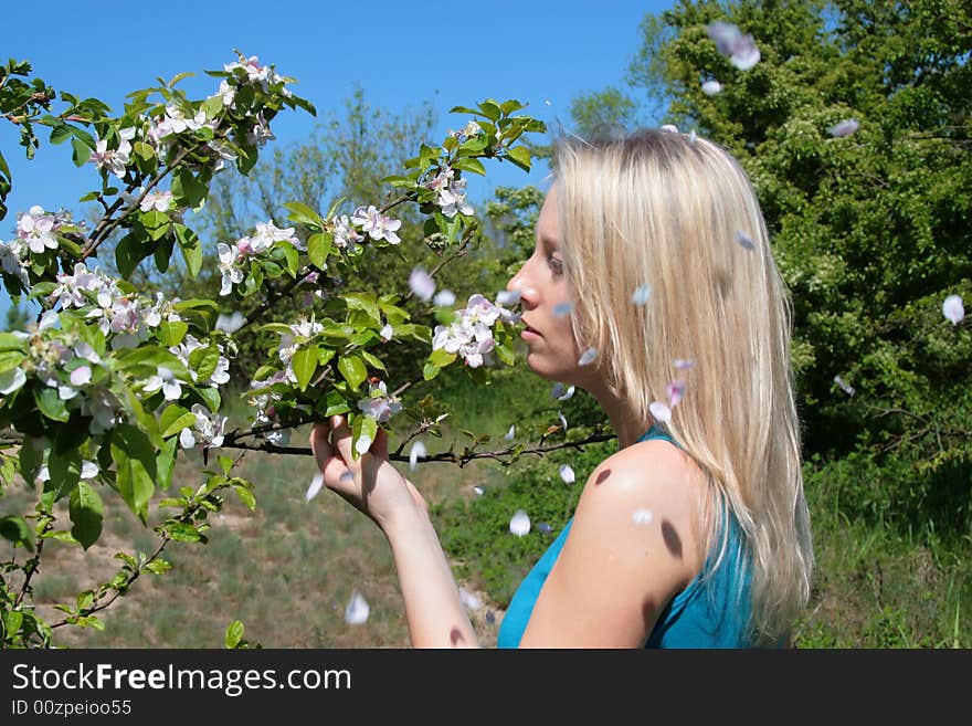 The removal {photo} of the attractive woman which smells flowers