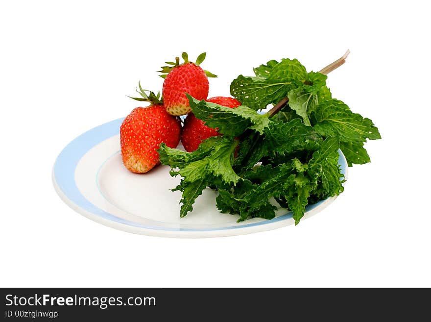 On a plate with a blue border the strawberry and mint leaves lies