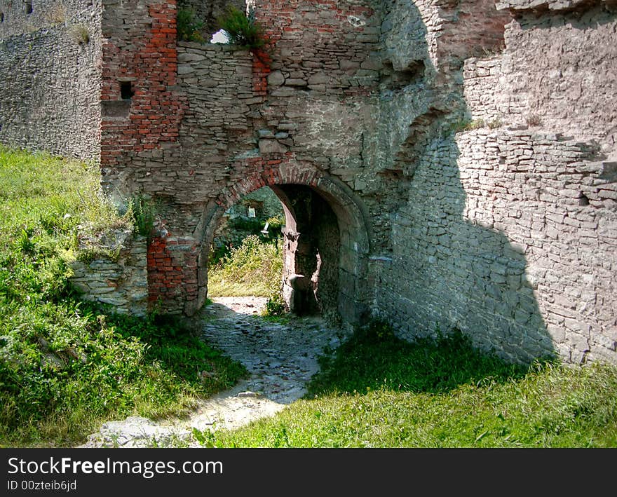 Built in the 13th century, in a strategic area, at the narrowing of the Mures Valley and the river entrance in the gorge between the Poiana Rusca Mountains and the Western Carpathian Mountains, the Deva Fortress was one of the most powerful fortresses of Transylvania. 
 
It's first documentary story is in 1269, in an act issued by Stefan, the king of Hungary, where castrum Deva is mentioned. Built in the 13th century, in a strategic area, at the narrowing of the Mures Valley and the river entrance in the gorge between the Poiana Rusca Mountains and the Western Carpathian Mountains, the Deva Fortress was one of the most powerful fortresses of Transylvania. 
 
It's first documentary story is in 1269, in an act issued by Stefan, the king of Hungary, where castrum Deva is mentioned.