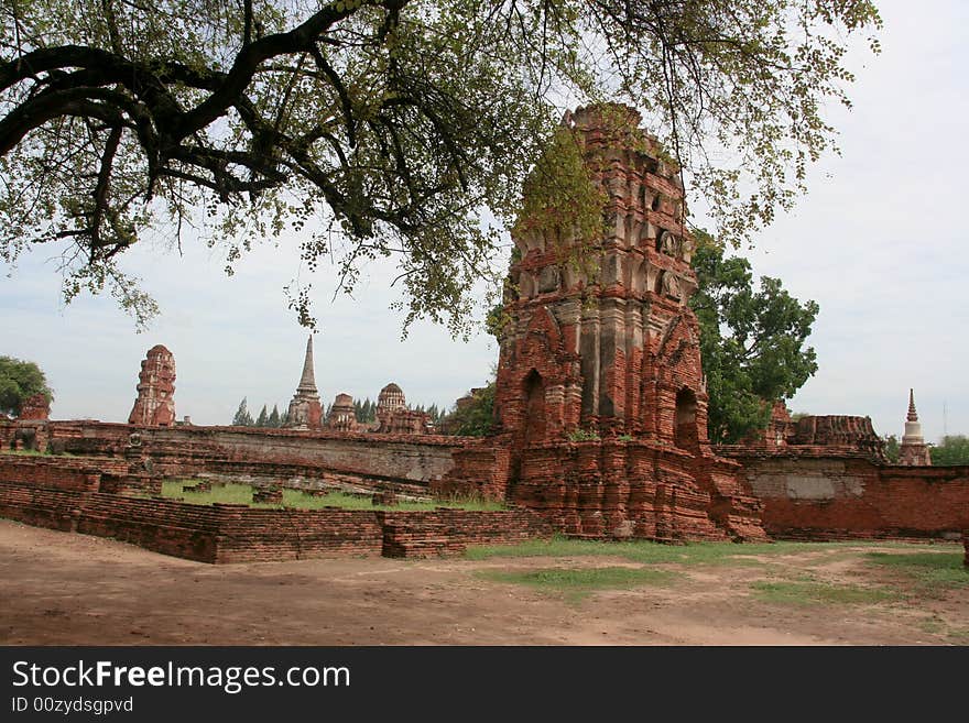 Wat Ratchaburana was built by King Borom Ratchathirat II at the place where both his brothers died. Wat Ratchaburana was built by King Borom Ratchathirat II at the place where both his brothers died.