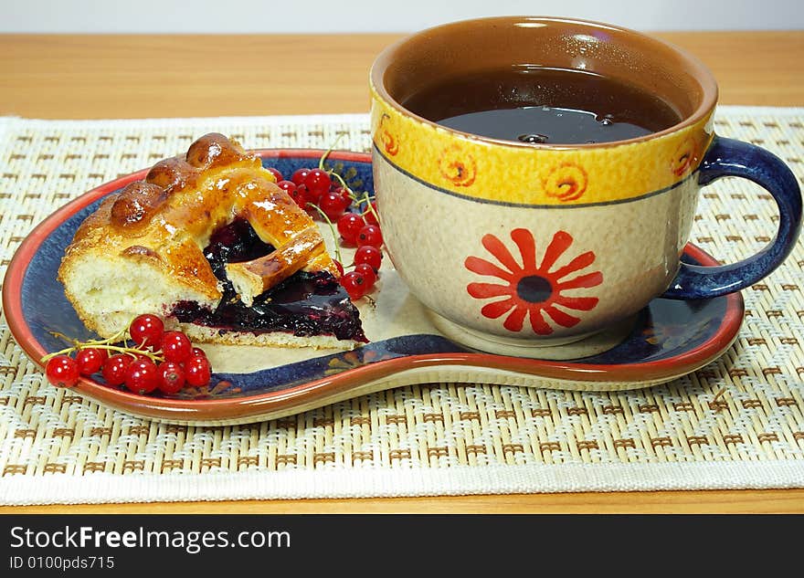 Fresh pie with currant tea