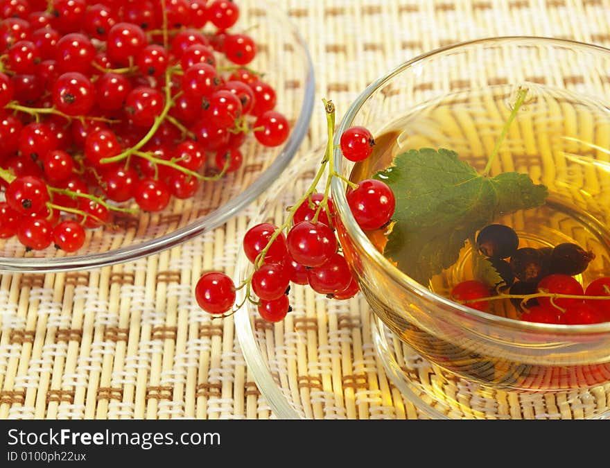 Currant and tea in a transparent cup