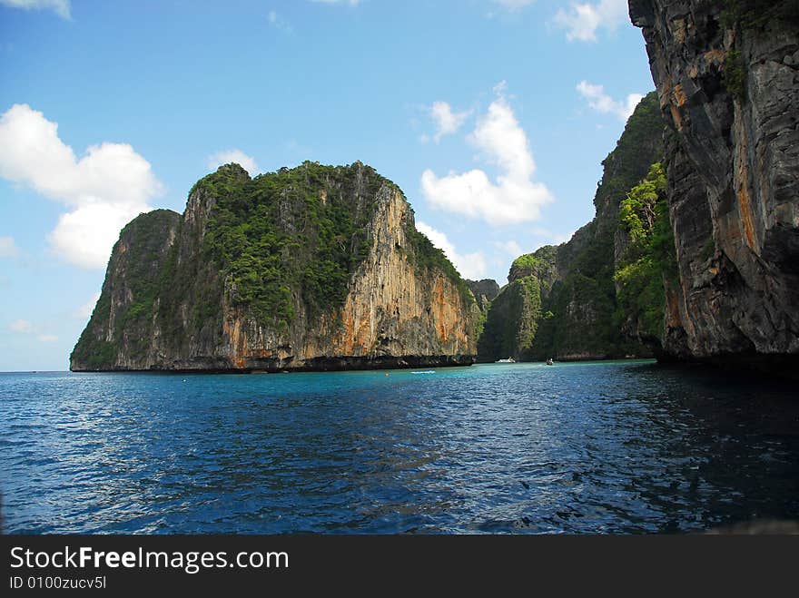 Cruise to Phi-phi don, it is an island passed by in the Indian Ocean with sunlight on the surface. Cruise to Phi-phi don, it is an island passed by in the Indian Ocean with sunlight on the surface