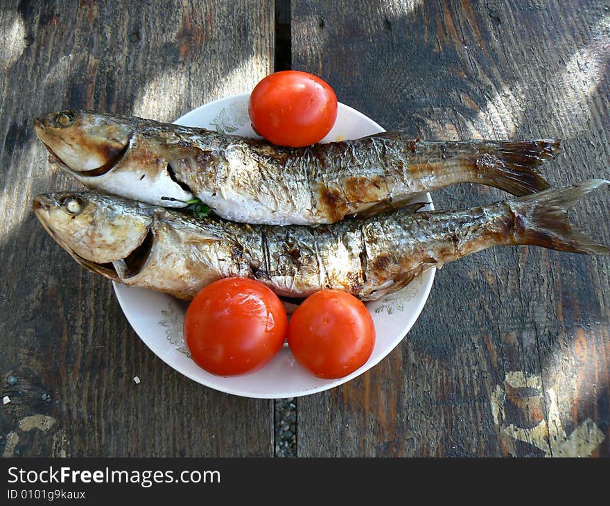 Broiled fish with fresh tomatoes