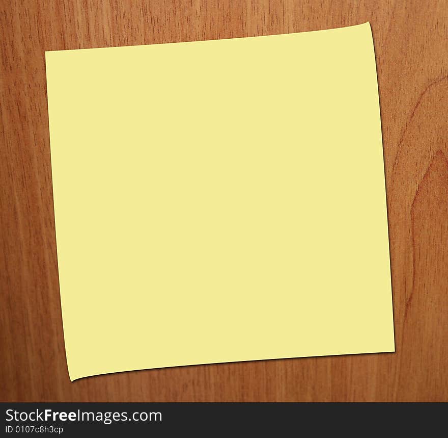 POST IT NOTE ON WOOD BACKGROUND