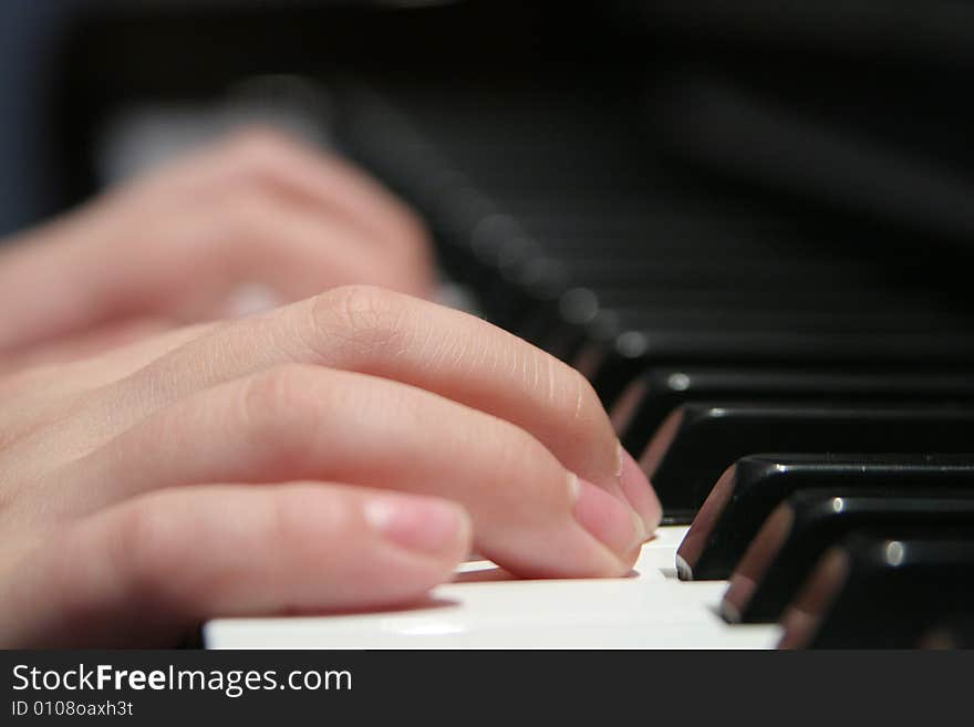 A view of the fingers on the piano keyboard