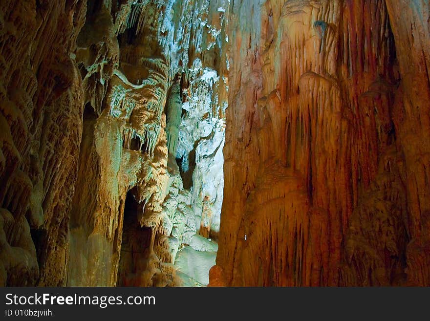 Emine-bair-hosar (Mammoth s) cave, Crimea, Uk