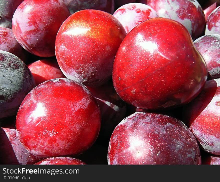 Details of some red plums exposed in the market