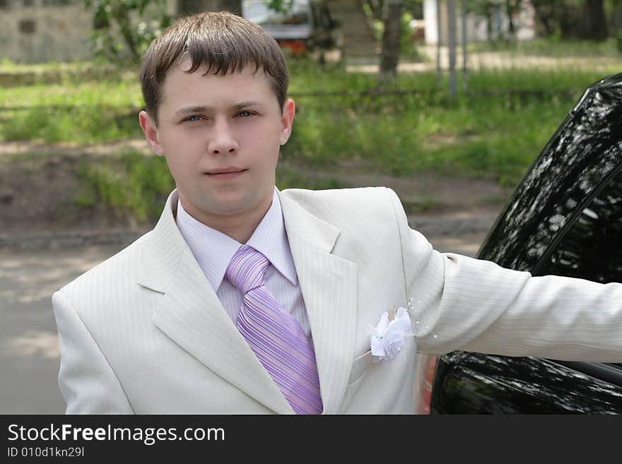 Portrait of handsome man in wedding suite before the ceremony