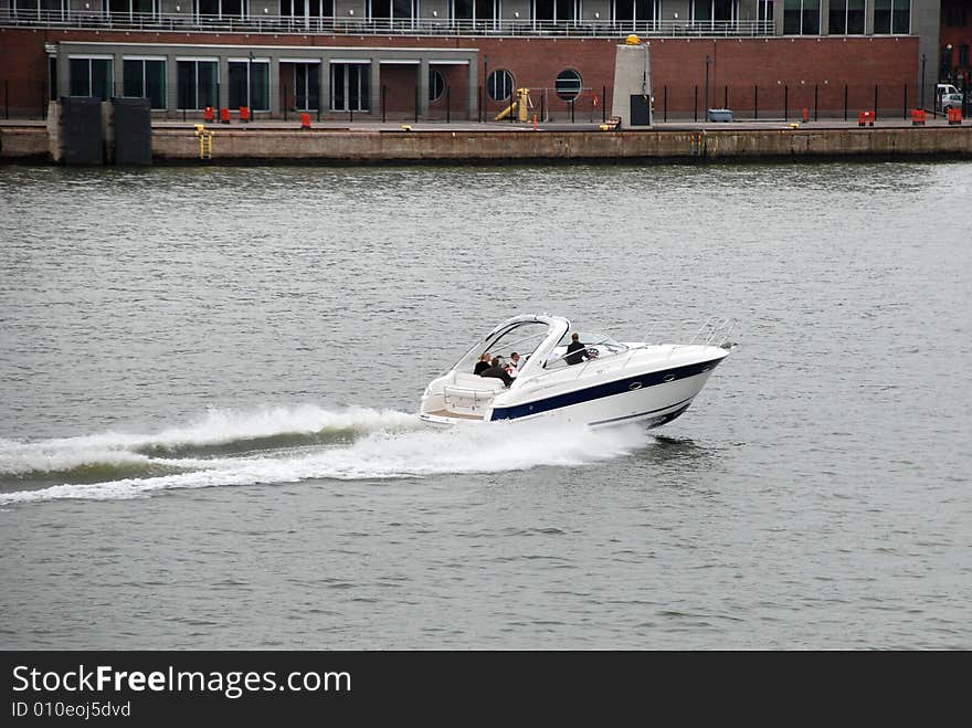 Small Size Luxury Speed Boat Moving