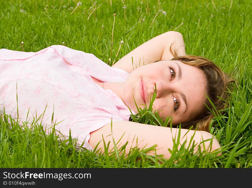 Pretty woman rest on the green grass