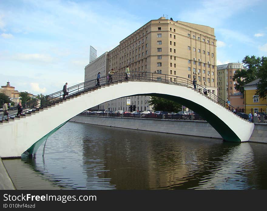 Humpbacked bridge through Bypass the channel