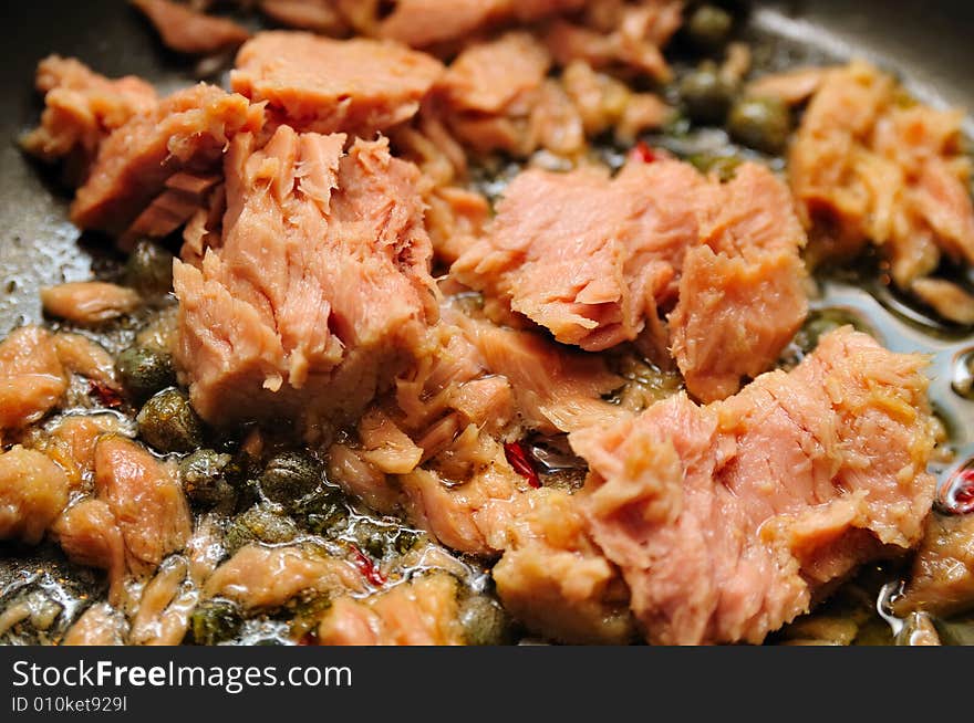 Preparing a dressing for spaghetti, using tuna, capers, olive oil and other. Preparing a dressing for spaghetti, using tuna, capers, olive oil and other.