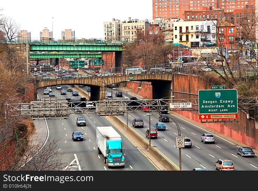 Overhead view of a busy highway in metropolian New York City.