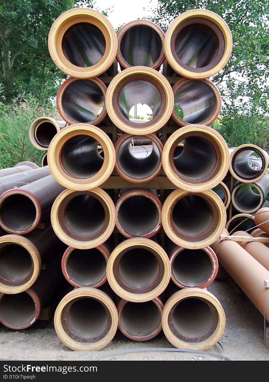 Ceramic pipes combined and prepared for packing