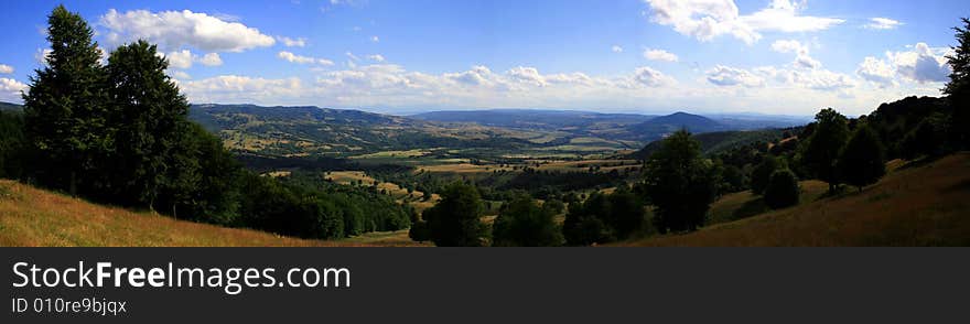 Montain view panorama on a sunny day. Montain view panorama on a sunny day.