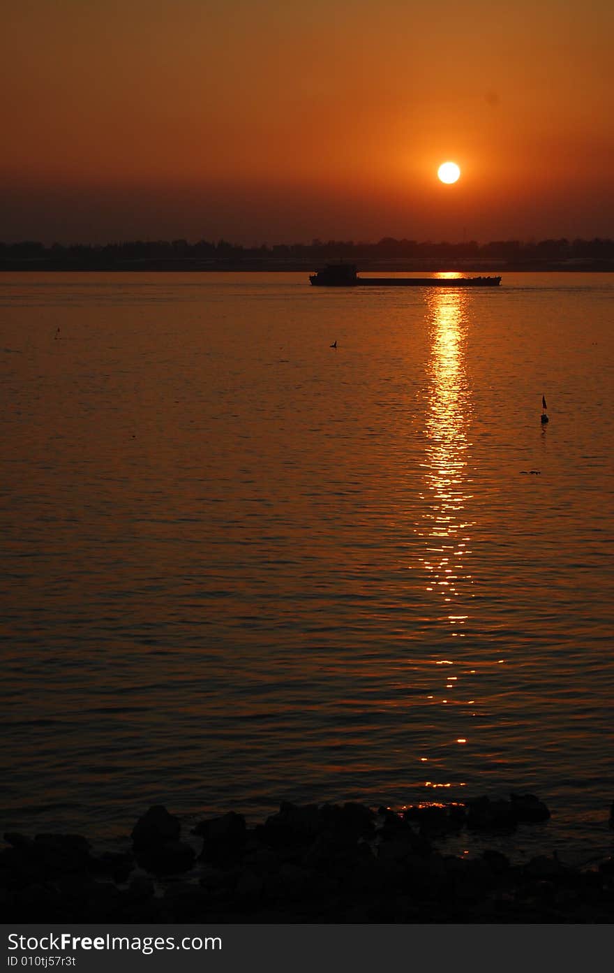 This is in the 2007 shooting of a winter in the Yangtze River in the vessel. Jiang's surface spreading in the sunset.