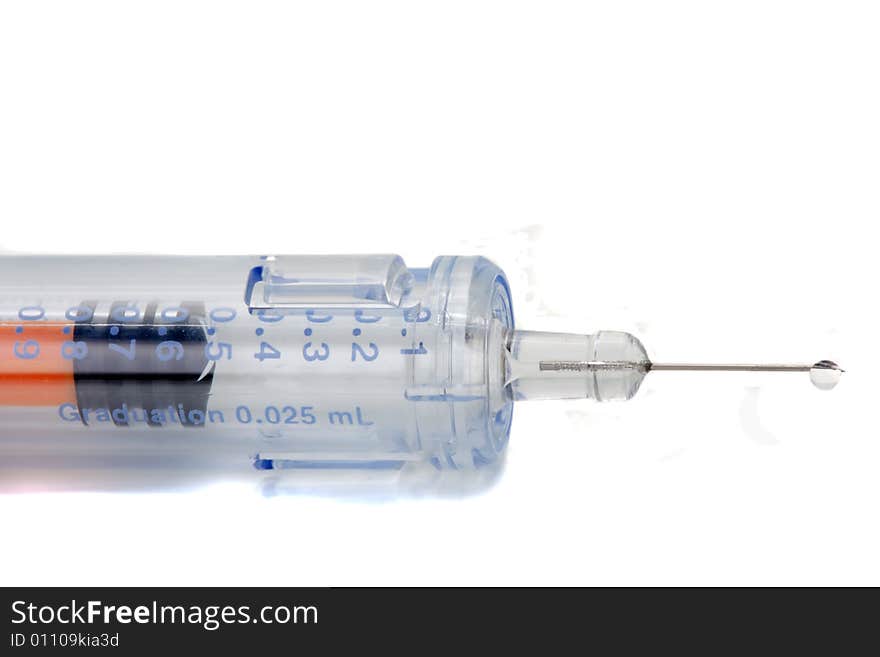 Retractable syringe with fluid drop at tip