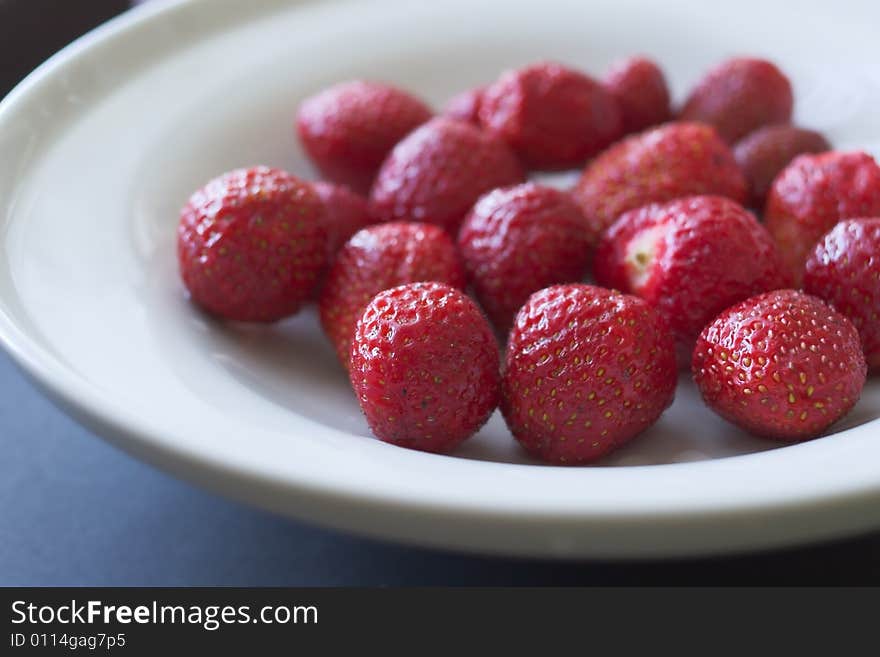 Strawberries on the plate ( shallow DOF). Strawberries on the plate ( shallow DOF)