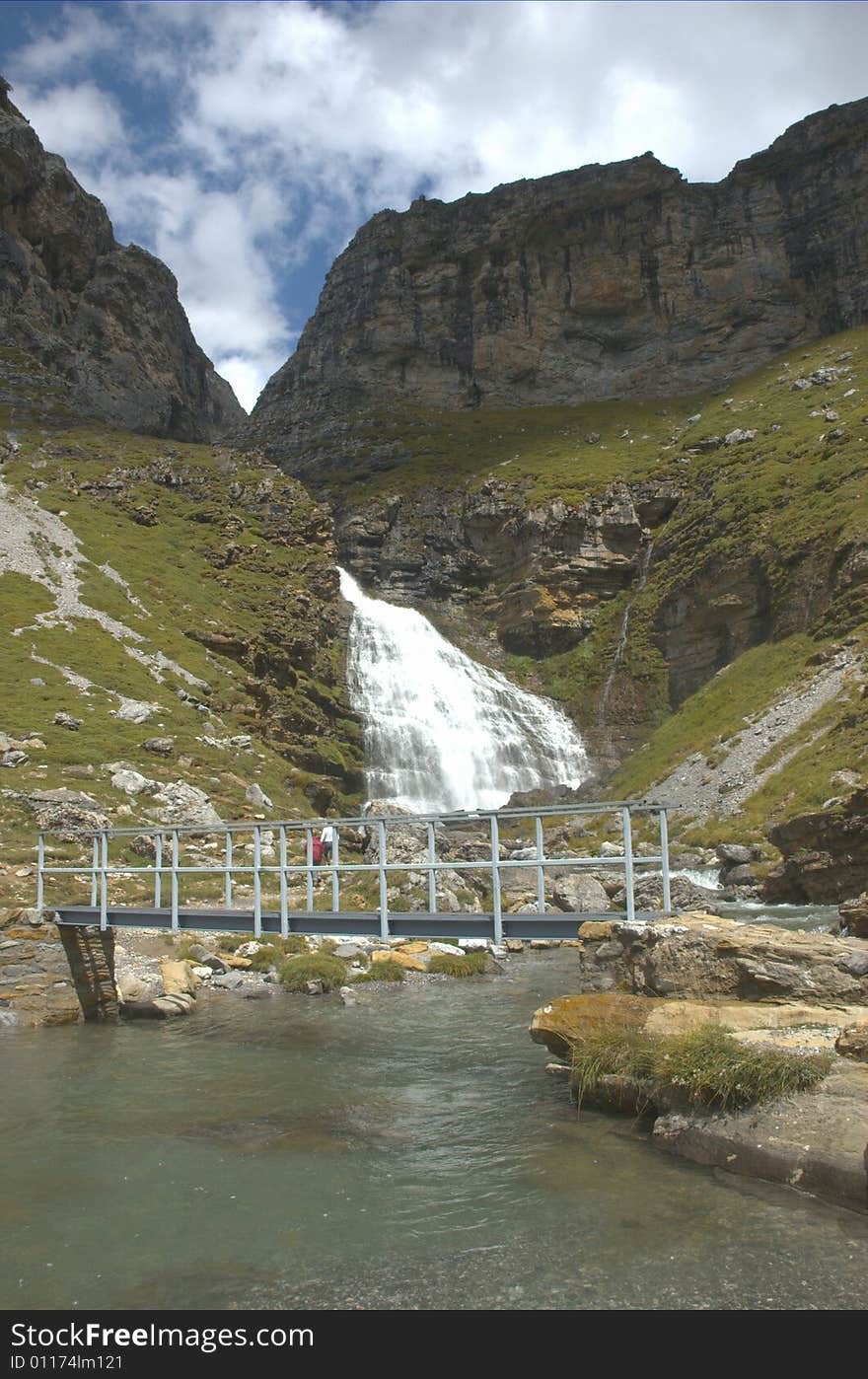 Cascade cauda equina and before reaching it, there is a bridge to cross the river. Cascade cauda equina and before reaching it, there is a bridge to cross the river.