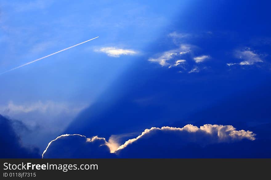 The aircraft, which flies above the thunderstorm front, illuminates the sun after the clouds. The aircraft, which flies above the thunderstorm front, illuminates the sun after the clouds.