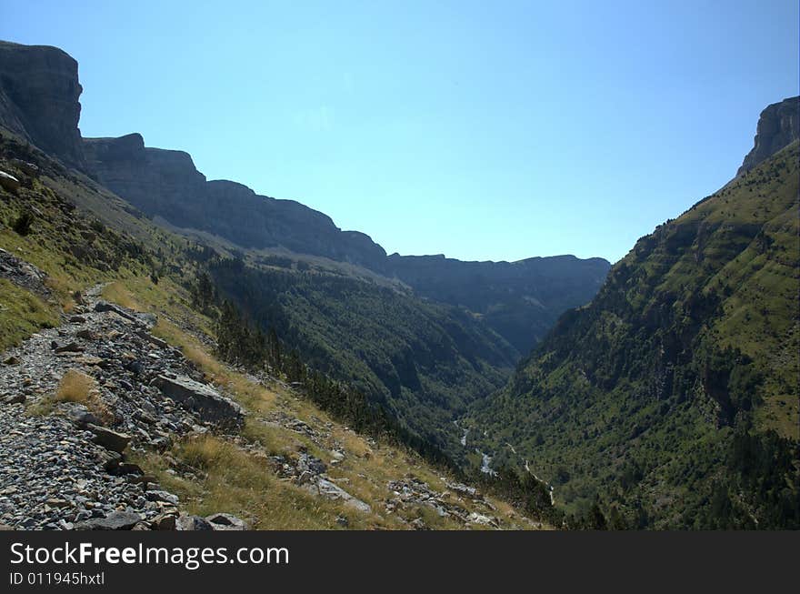 This road passes through the faixa Pelaia, can be seen from the stands Soaso on the left and the fund goes toward the canyon to the prairie. This road passes through the faixa Pelaia, can be seen from the stands Soaso on the left and the fund goes toward the canyon to the prairie.