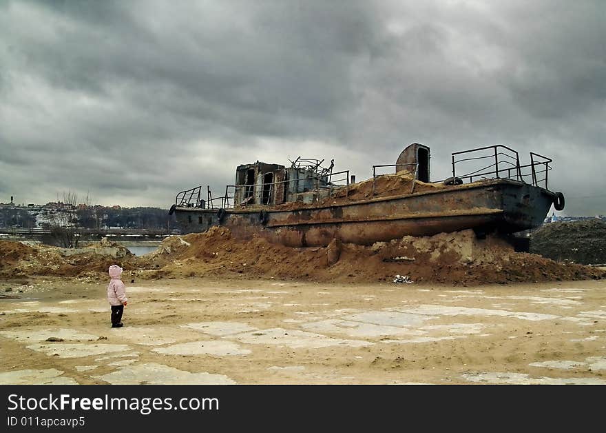 A child met an old warship. A child met an old warship