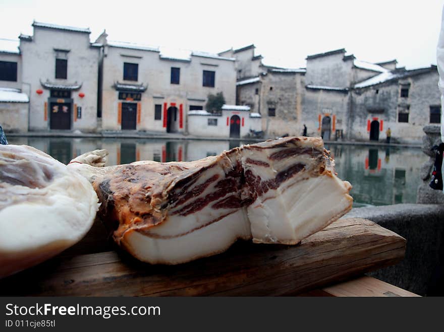 When in the Spring festival in Anhui of China,people always do the salt into the pork.It is the custom to celebite the festival.The architecture is the typical Hui style. When in the Spring festival in Anhui of China,people always do the salt into the pork.It is the custom to celebite the festival.The architecture is the typical Hui style.