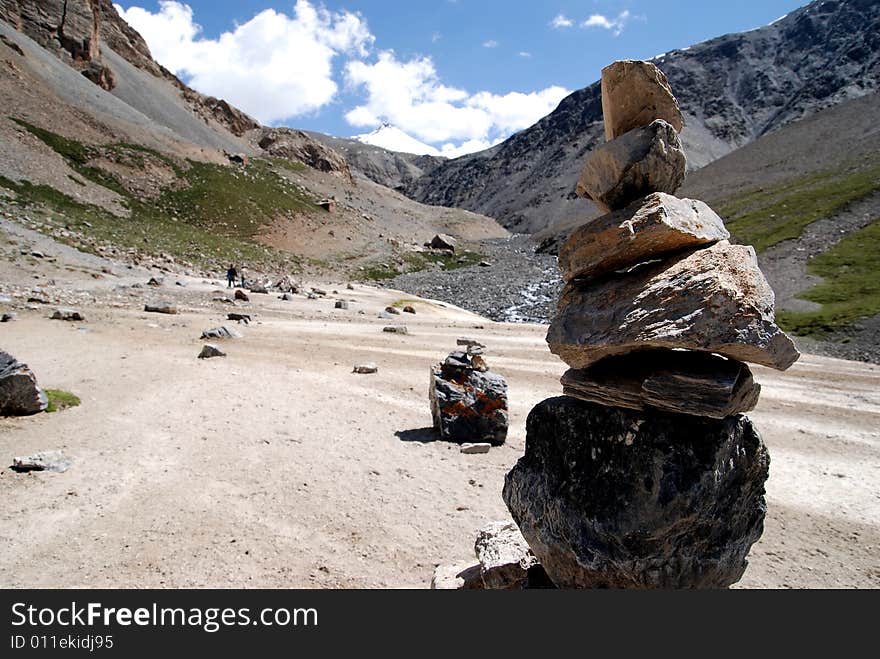 A prayer-stone in front of the jokul. A prayer-stone in front of the jokul