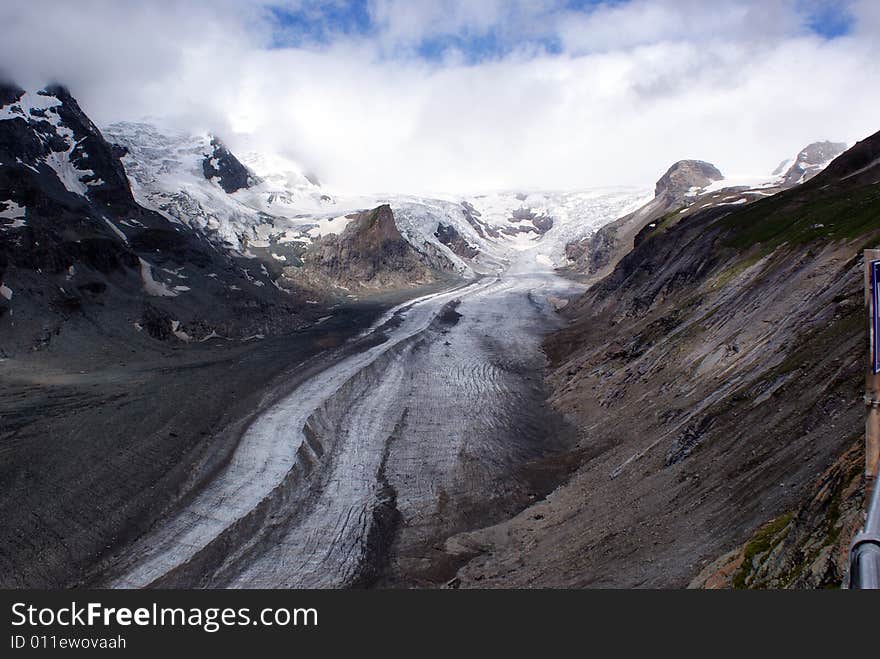 The tongue of the longest glacier in the eastern alps. The tongue of the longest glacier in the eastern alps