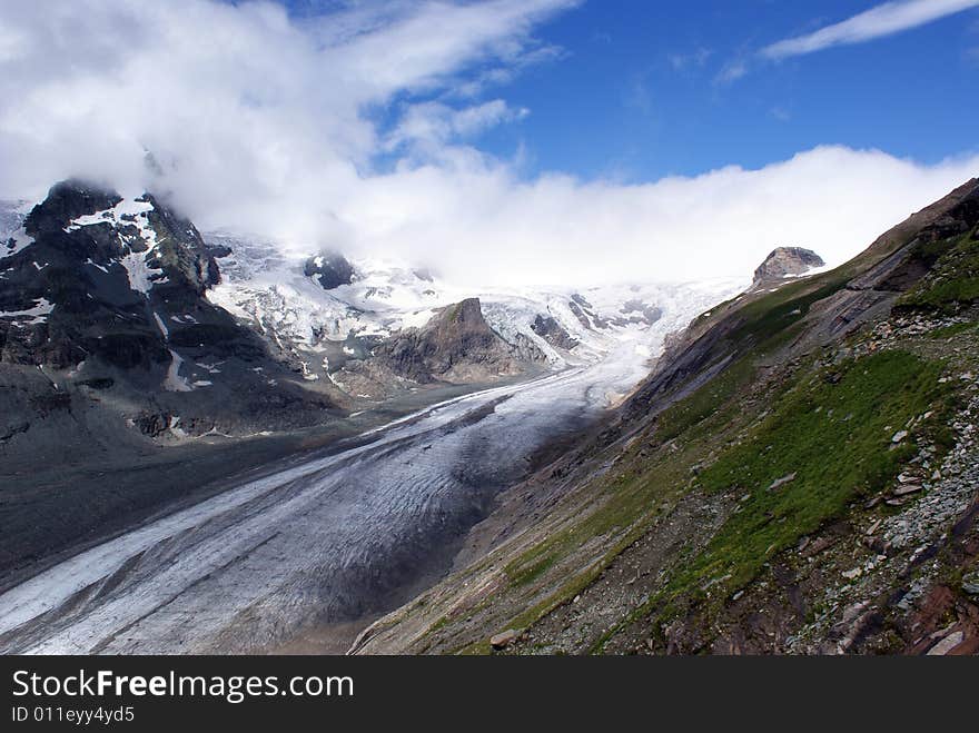 The tongue of the longest glacier in the eastern alps. The tongue of the longest glacier in the eastern alps