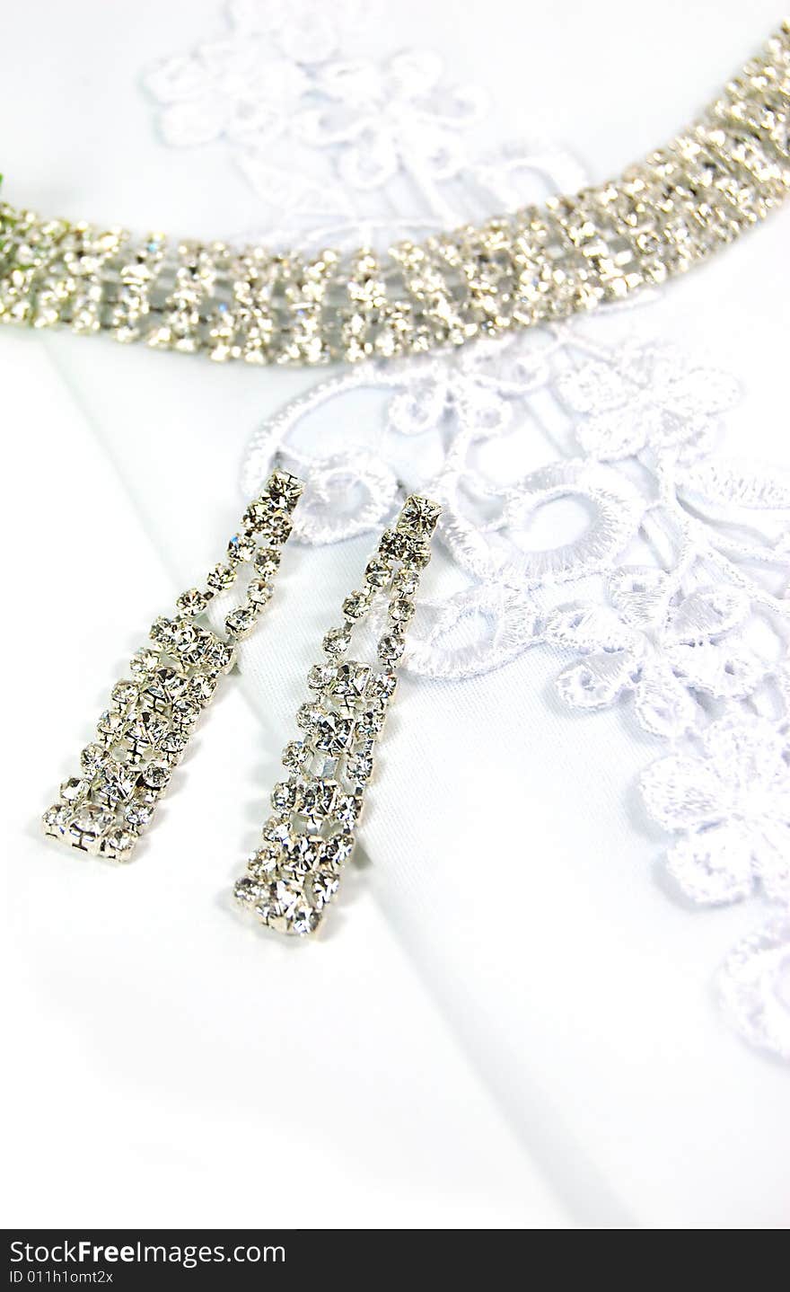 Wedding jewelery, laces and earrings