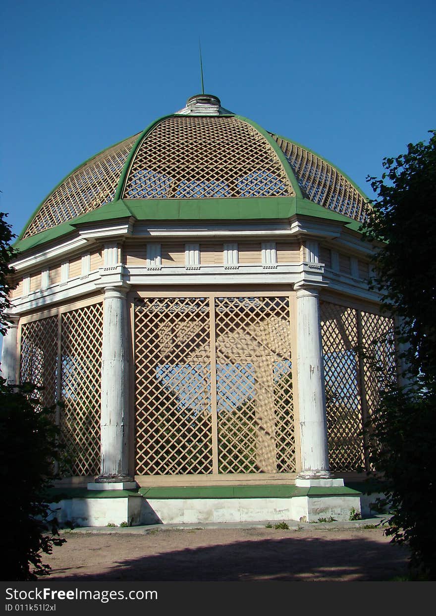 Open-air cage for greater birds in ancient manor