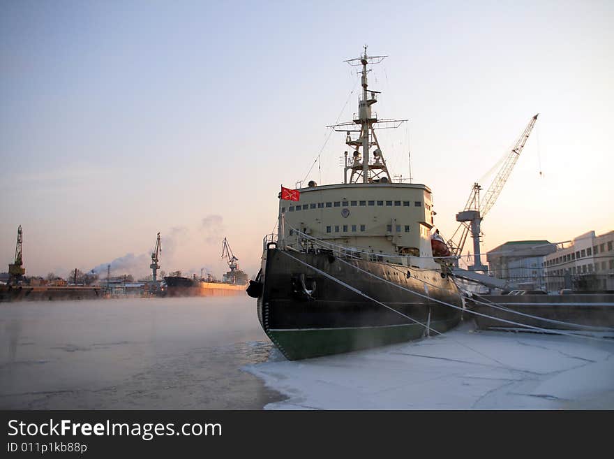 A nose of a ship in a city port