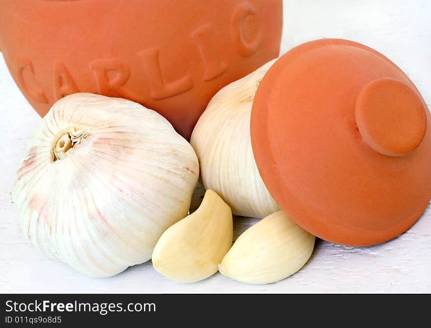 Clay Garlic Pot and Garlic