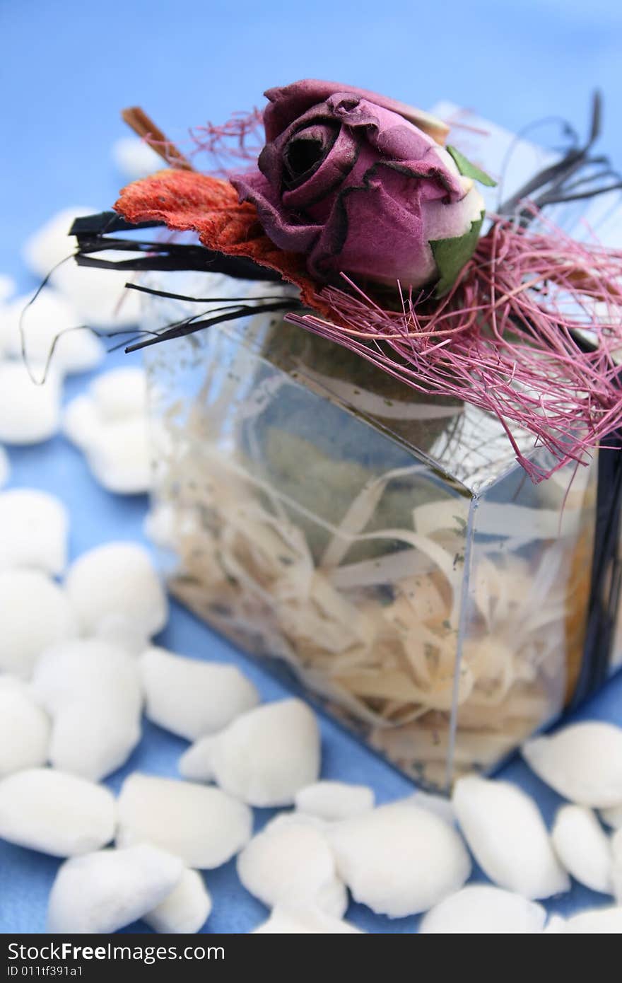 Spa Herbal Fizz Ball in a PVC box decorated with a rose