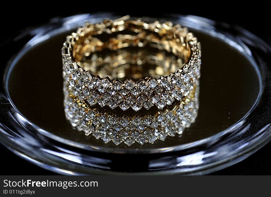 Pretty accouterment, bangle with crystal decoration