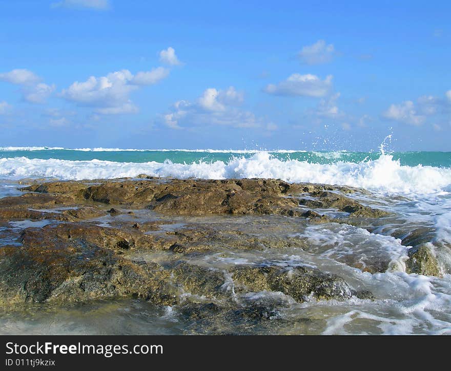 Wavwe and rocks close-up