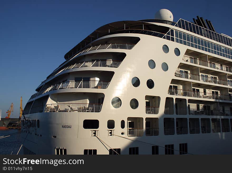 Vessel for cruises on a mooring in sea port