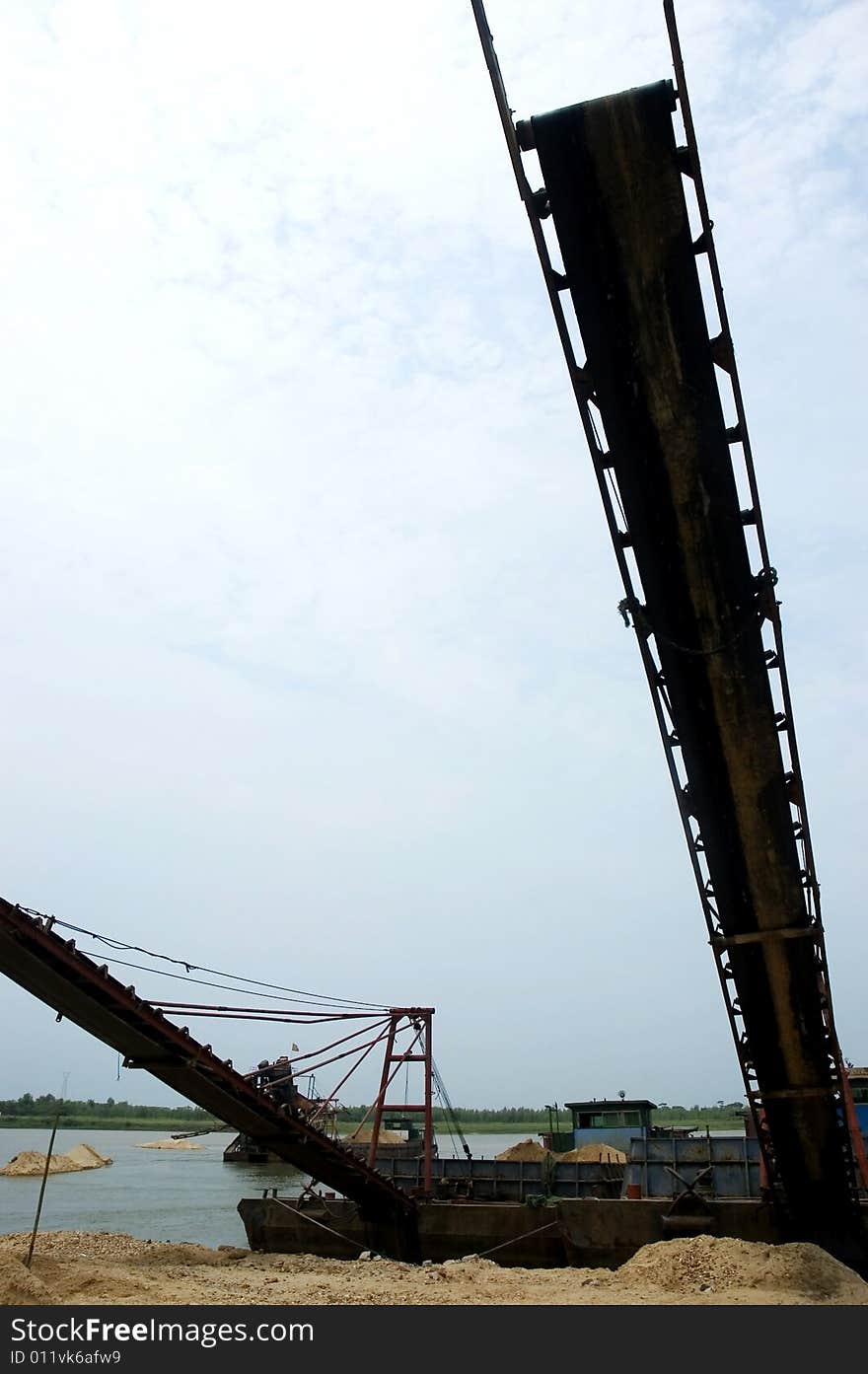 The conveyer belt of a sand ship