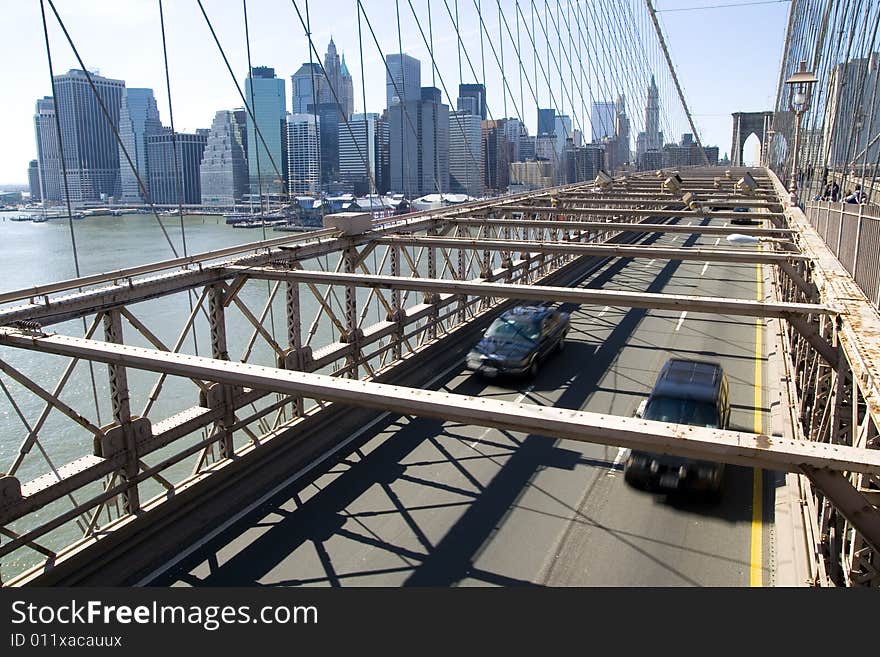 Photo of the Brooklyn Bridge showing trafic bellow the pedestrian lane